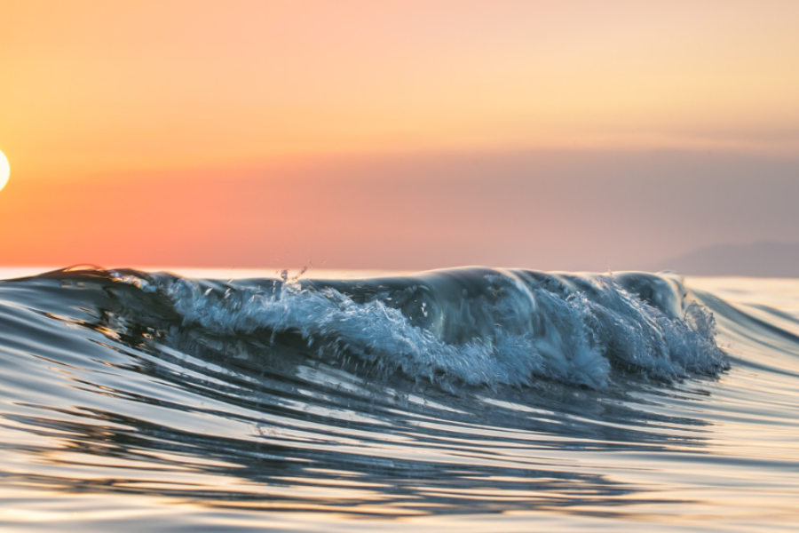 Surfing the waves – Fluire con l’onda: giovedì 15 giugno alle 21